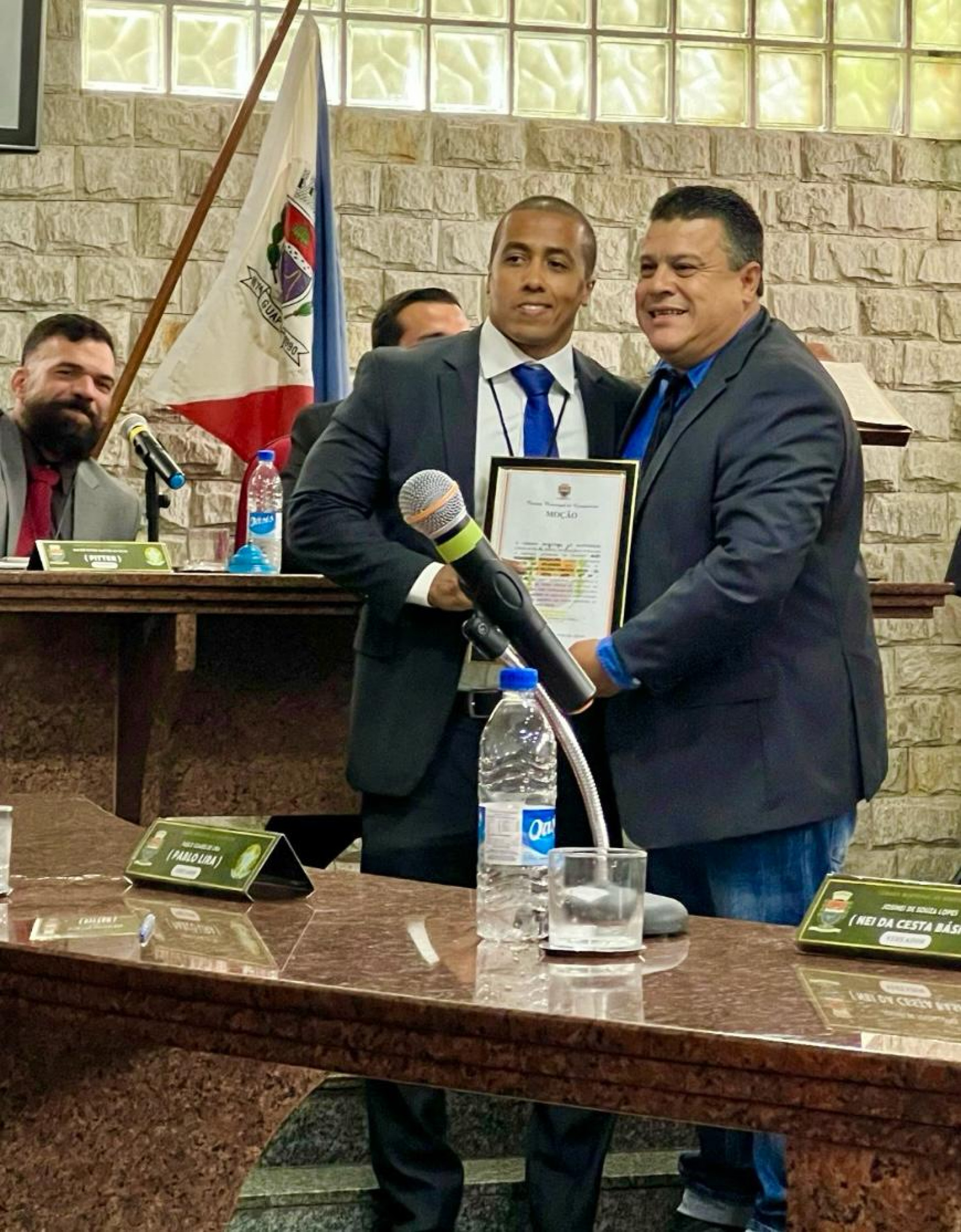 O delegado Fabrício Costa, da 67ª DP, de Guapimirim, e o vereador Leleco