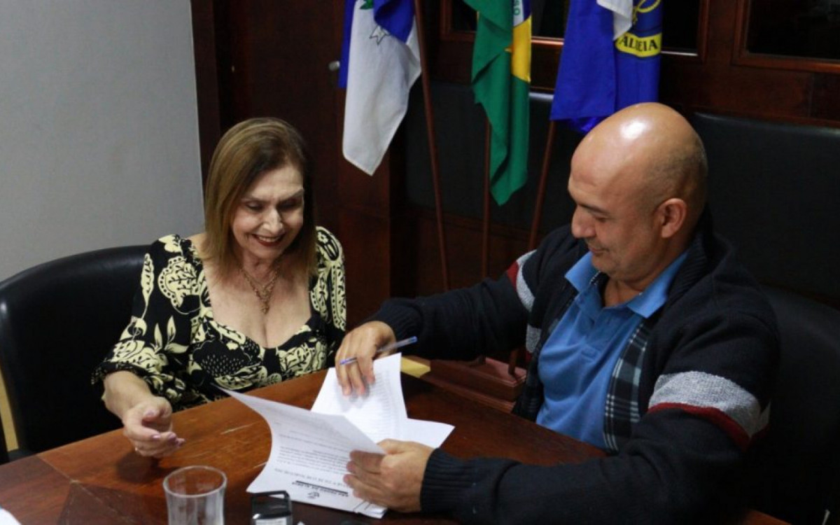 Secretária de Educação, Sheila Atalla, e prefeito Fábio do Pastel (PL)