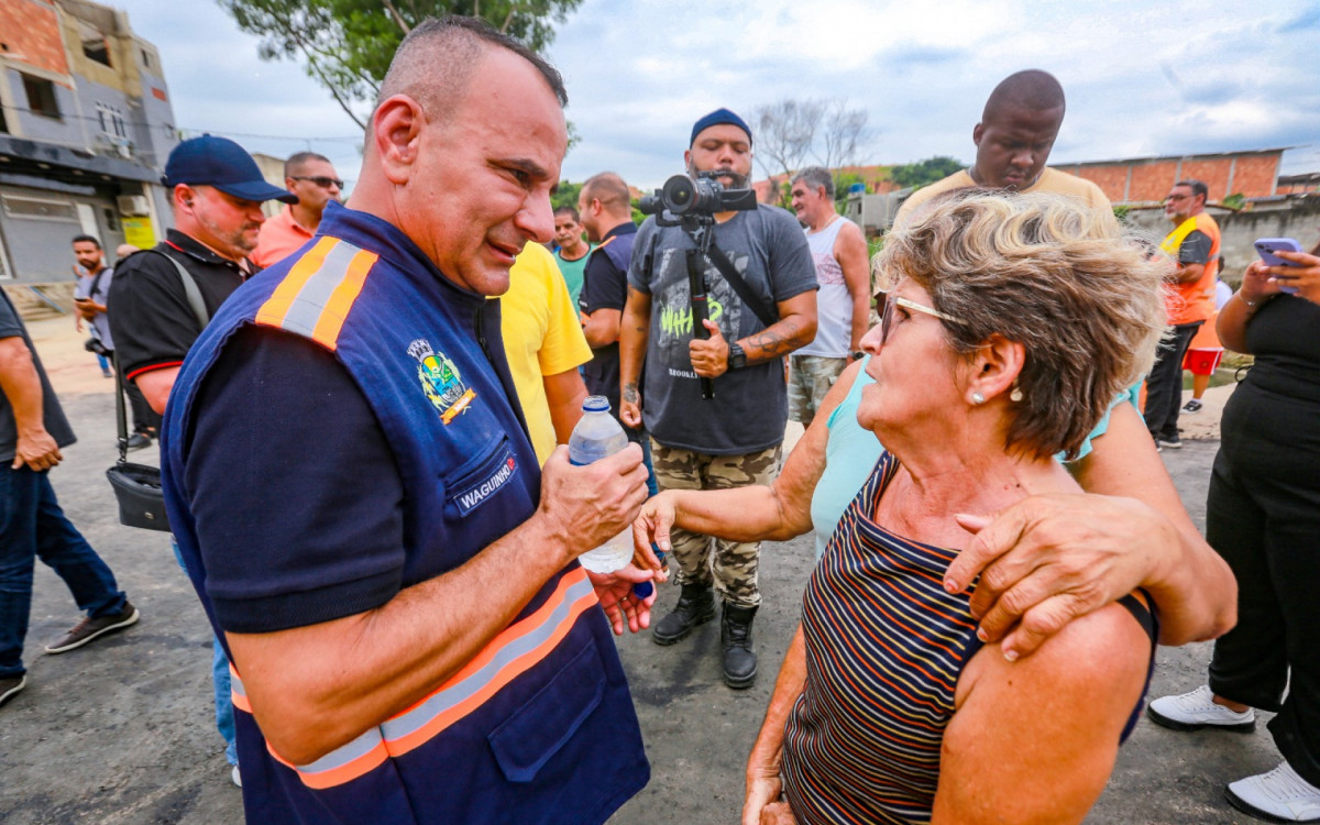 Durante a vistoria na ponte, o prefeito Waguinho conversou com moradores que ficaram felizes com a liberação de pelo menos um trecho