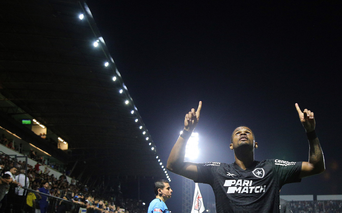 Junior Santos. Red Bull Bragantino x Botafogo pela Copa Conmebol Libertadores no Estadio Nabi Abi Chedid. 13 de Marco de 2024, Rio de Janeiro, RJ, Brasil. Foto: Vitor Silva/Botafogo. 
Imagem protegida pela Lei do Direito Autoral N&ordm; 9.610, DE 19 DE FEVEREIRO DE 1998. Sendo proibido qualquer uso comercial, remunerado e manipulacao/alteracao da obra.
 - Vitor Silva/Botafogo