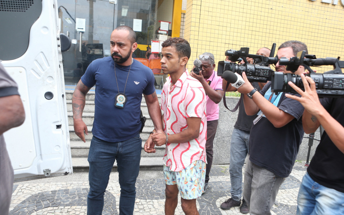 Transferência do sequestrador do ônibus da rodoviária Novo Rio, na 4ª DP da Presidente Vargas, para o presídio, nesta quarta-feira (13).