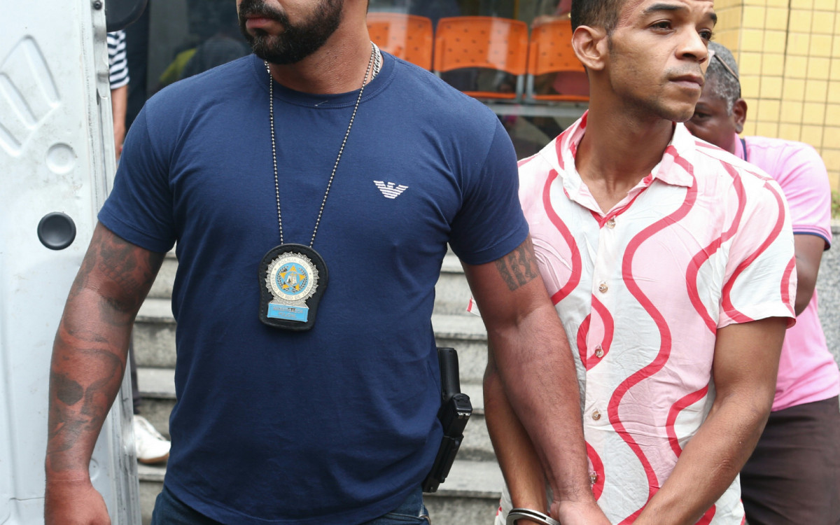 Transferência do sequestrador do ônibus da rodoviária Novo Rio, na 4ª DP da Presidente Vargas, para o presídio, nesta quarta-feira (13).