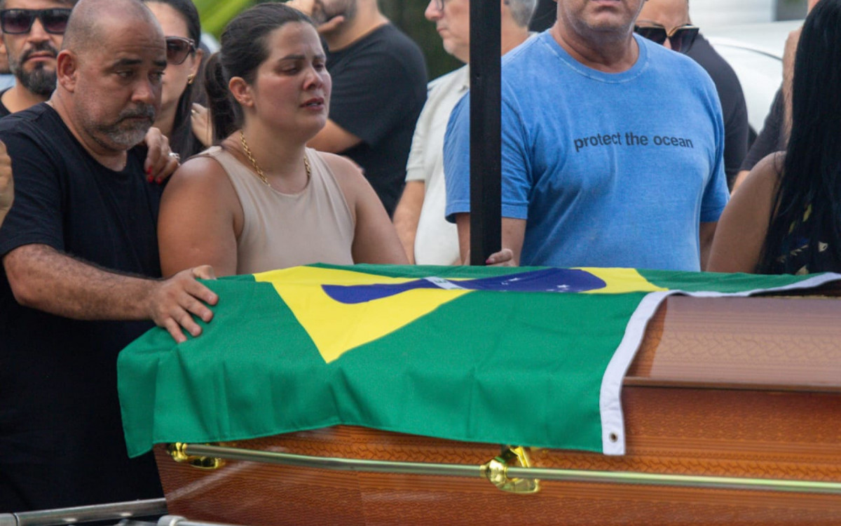 Suelyn, irmã mais velha de Gabriel, é consolada pelo marido