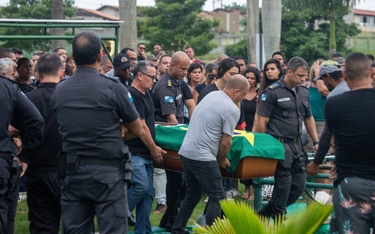 Enterro de Gabriel Fernandes contou com a presença de policiais militares