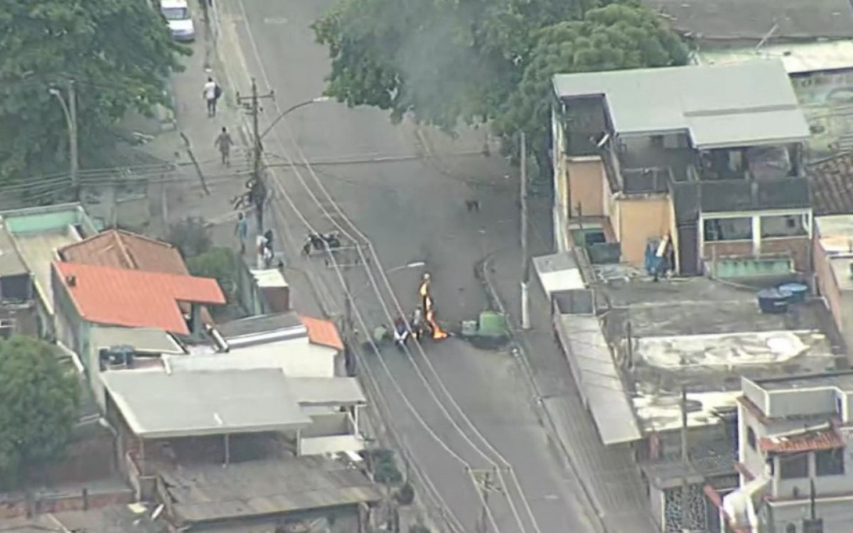 Barricadas em chamas na Vila Alian&ccedil;a, em Bangu  - Reprodu&ccedil;&atilde;o/TV&nbsp;Globo