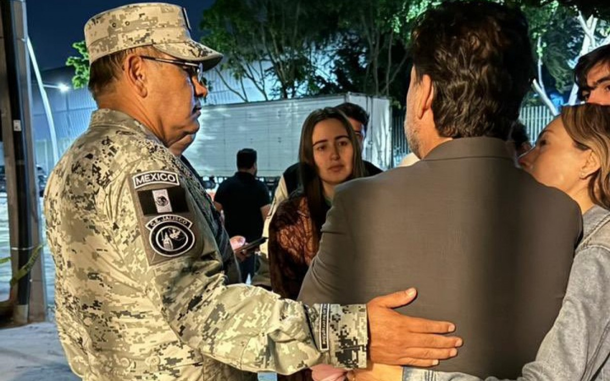 Jaime Barrera ao lado de militares e família após o resgate