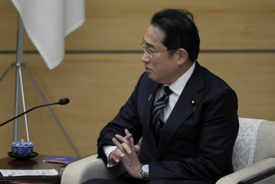 Premiê japonês é interrogado por festa do partido governista com dançarinas seminuas