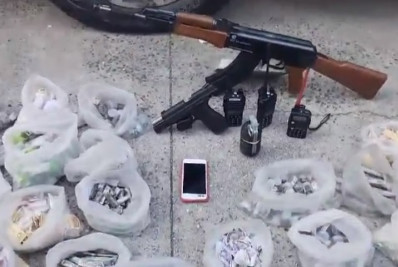 Dupla é presa com arma e drogas em Meriti