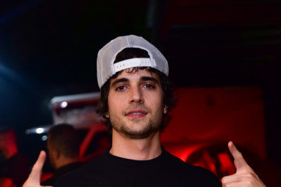 Após clima com Deolane, Fiuk é flagrado aos beijos com morena anônima