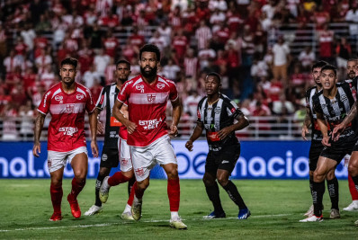 Volante é sincero após ser substituído em jogo da Copa do Brasil: 'Caganeira da peste'