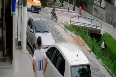 Homem pilotando uma moto cai na ponte em Rio Bonito