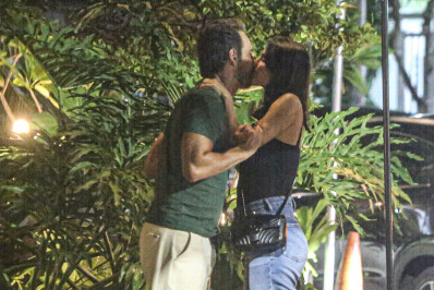 Em raro momento, Rodrigo Santoro e a mulher trocam beijos na Zona Sul do Rio