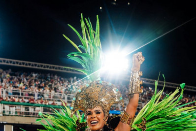 Cria de Caxias, musa da Grande Rio é reverenciada pela comunidade