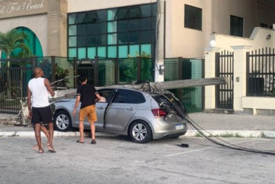 Carro bate e derruba poste em Cabo Frio