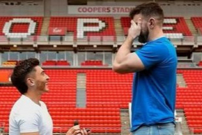 Jogador do Adelaide United pede namorado em casamento em estádio, confira as fotos