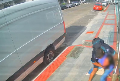 Vídeo: mulher reage a assalto, luta com criminoso, mas tem o celular roubado