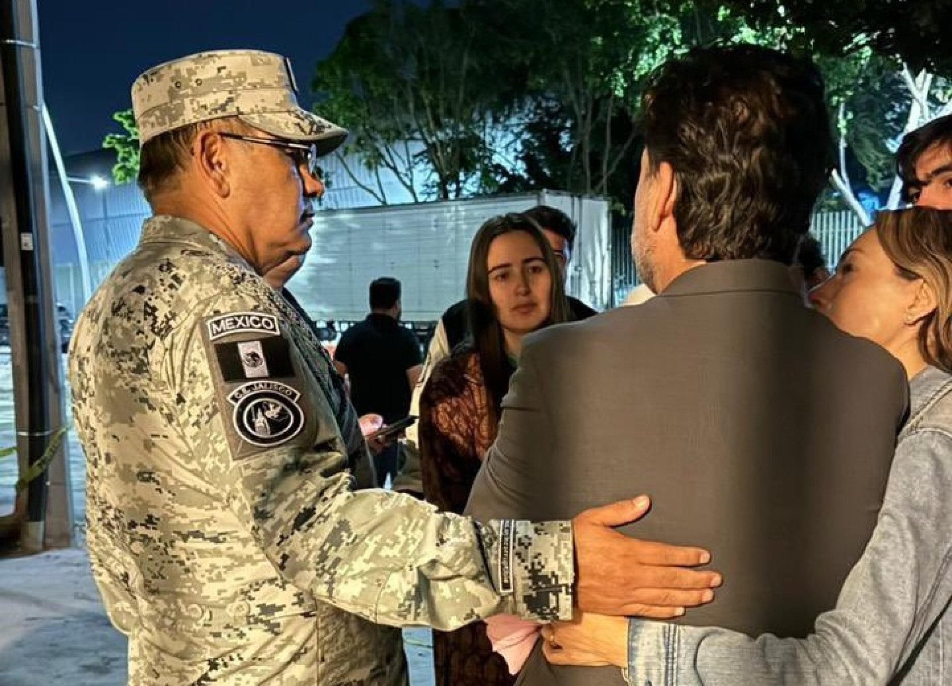 Jaime Barrera ao lado de militares e família após o resgate - Reprodução