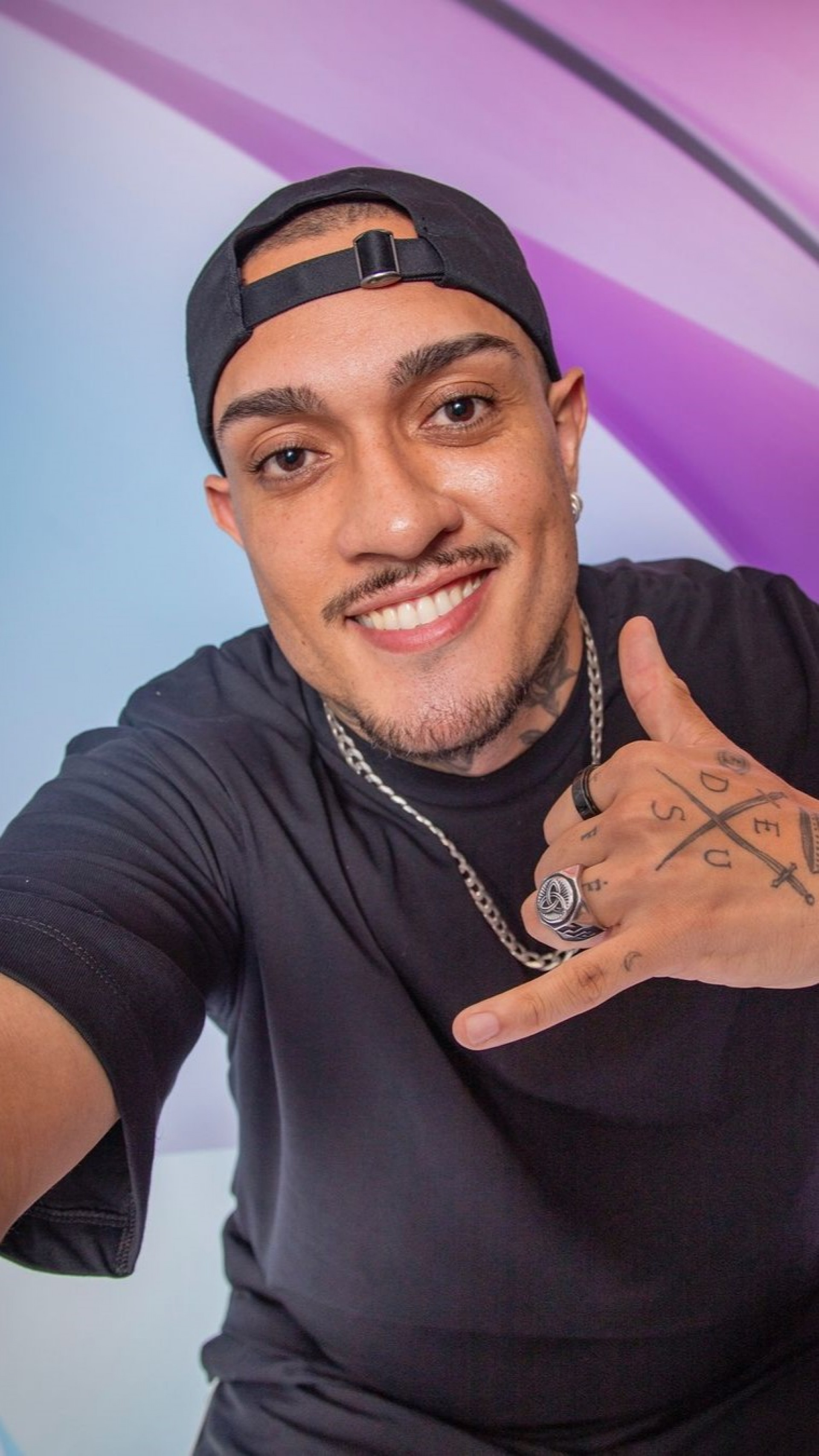 MC Bin Laden, de 30 anos, famoso pelo hit 'Tá Tranquilo Tá Favorável', é o único camarote restante no 'BBB 24' após a eliminação de Yasmin Brunet, na noite desta terça-feira (12)
- Reprodução/Instagram