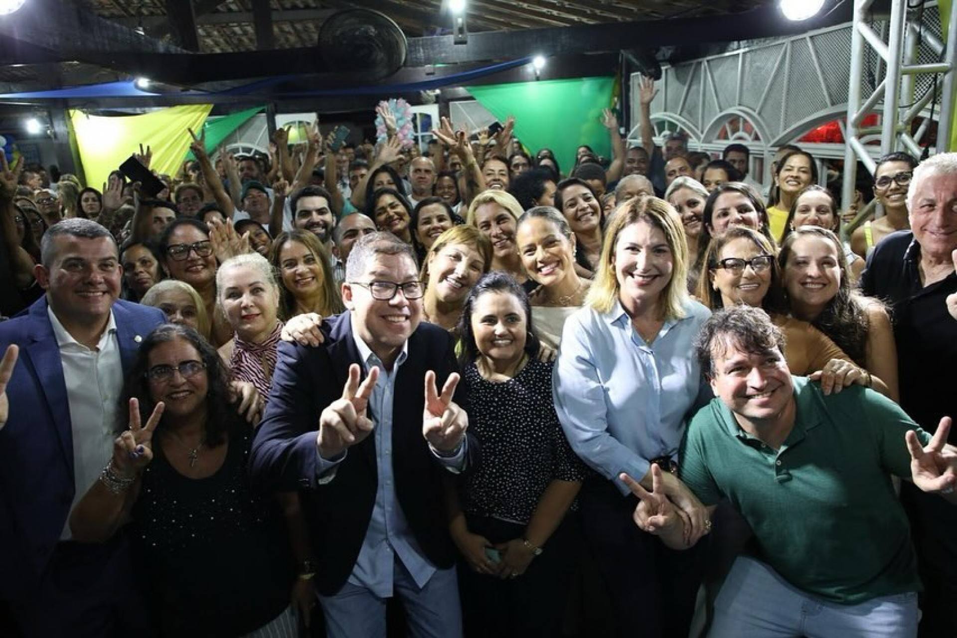 Lideranças políticas e apoiadores do PL durante evento de inauguração - Redes sociais