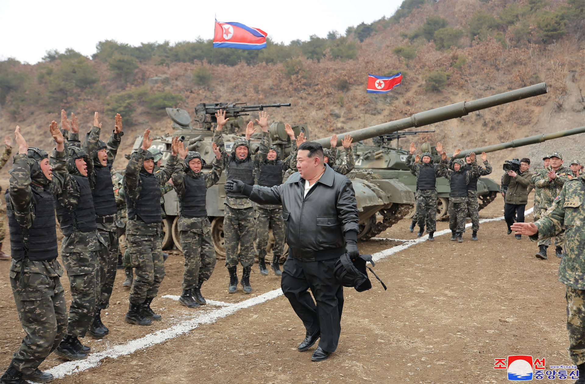 Kim Jong Un durante apresentação do novo tanque de guerra norte-coreano na quarta-feira (13) - STR / KCNA via KNS / AFP