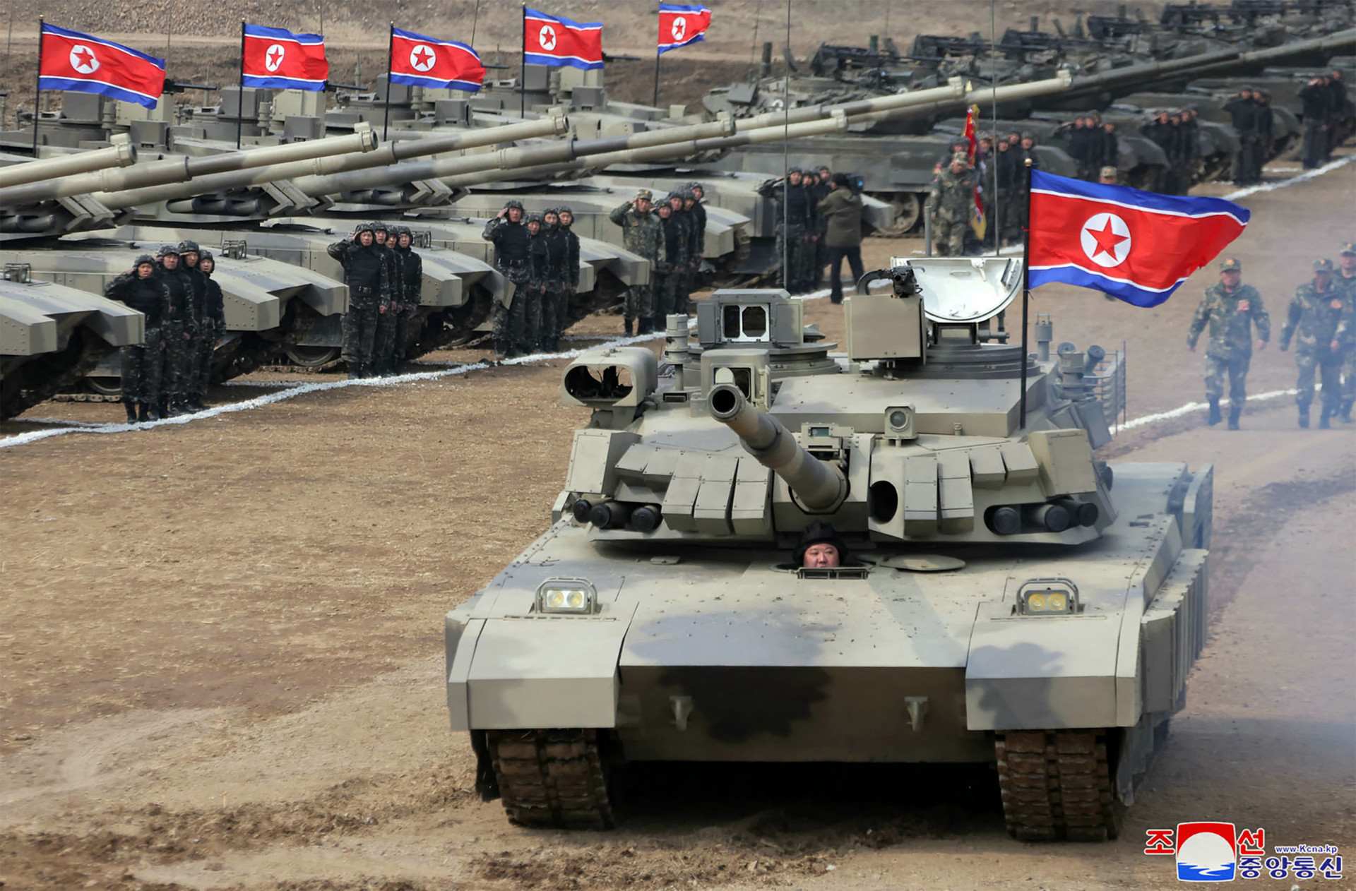 Tanque foi descrito por Kim Jong Un como tendo 'excelente poder de fogo' - STR / KCNA via KNS / AFP