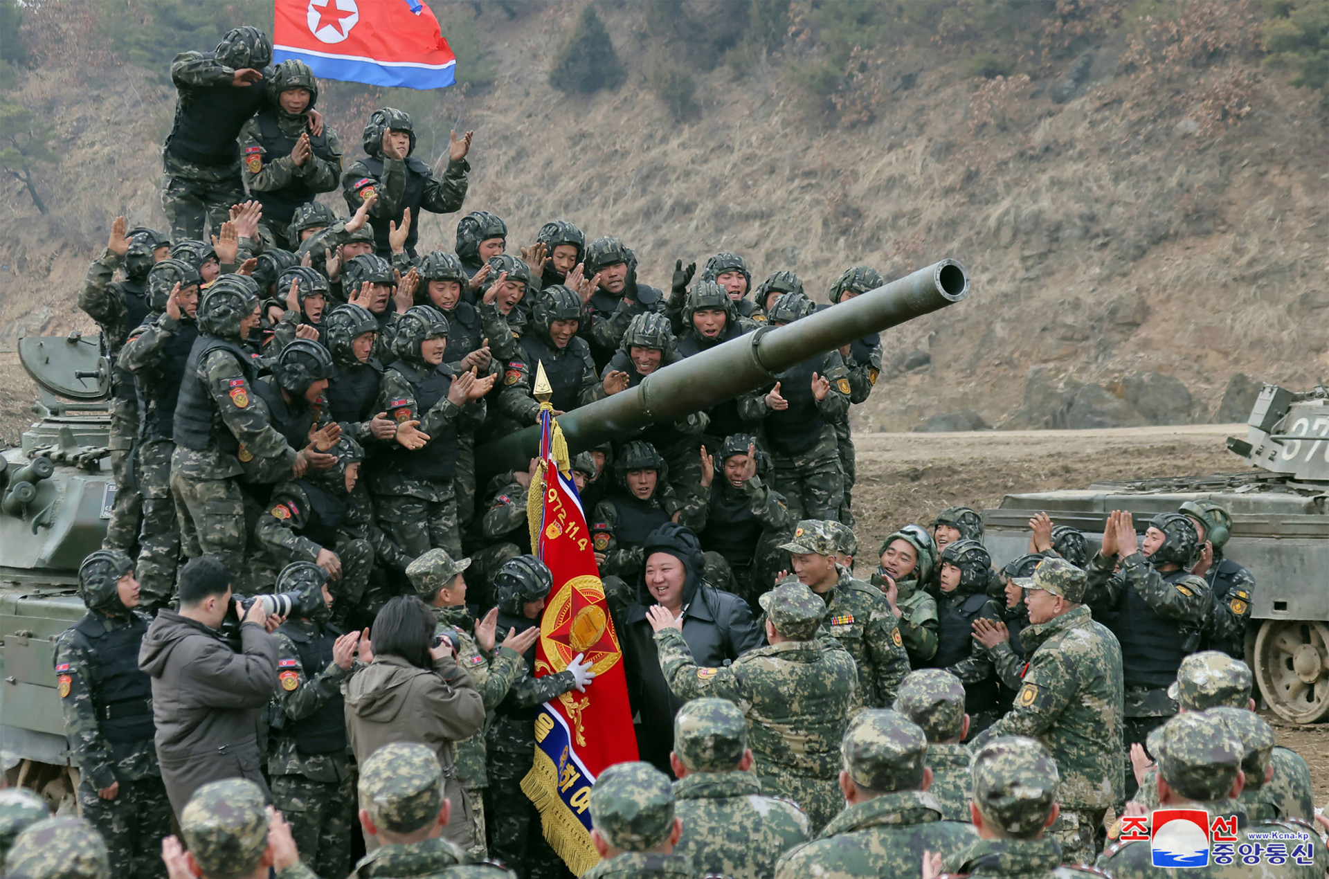 Kim Jong Un junto aos soldados durante apresentação do novo tanque de guerra norte-coreano - STR / KCNA via KNS / AFP