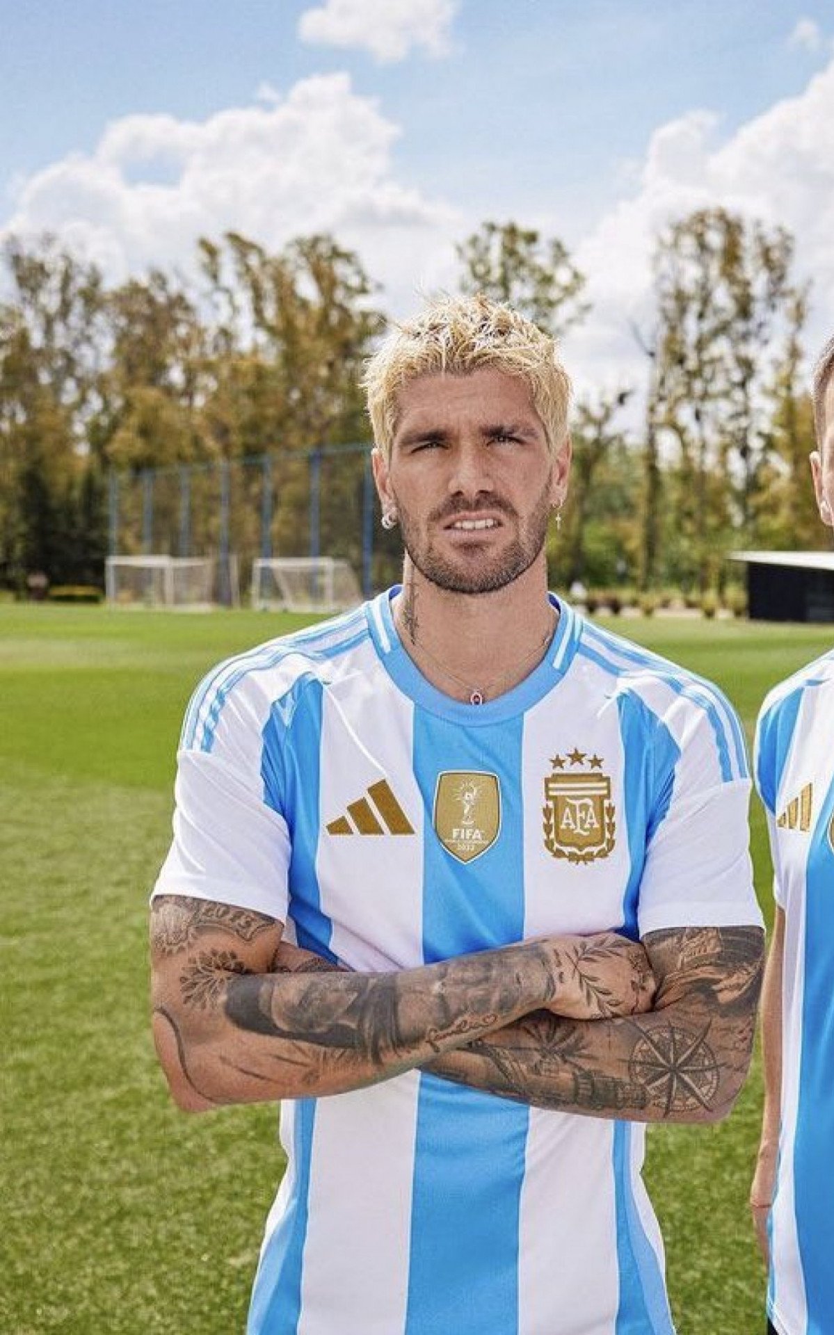 Camisa da Argentina tem o escudo dourado para combinar com o patch (marca especial) de atual campeão da Copa do Mundo - Divulgação