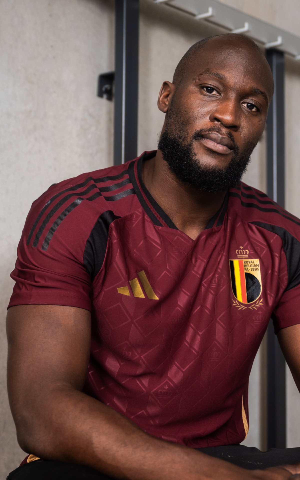 Primeira camisa da Bélgica apostou num tom mais escuro, em grená