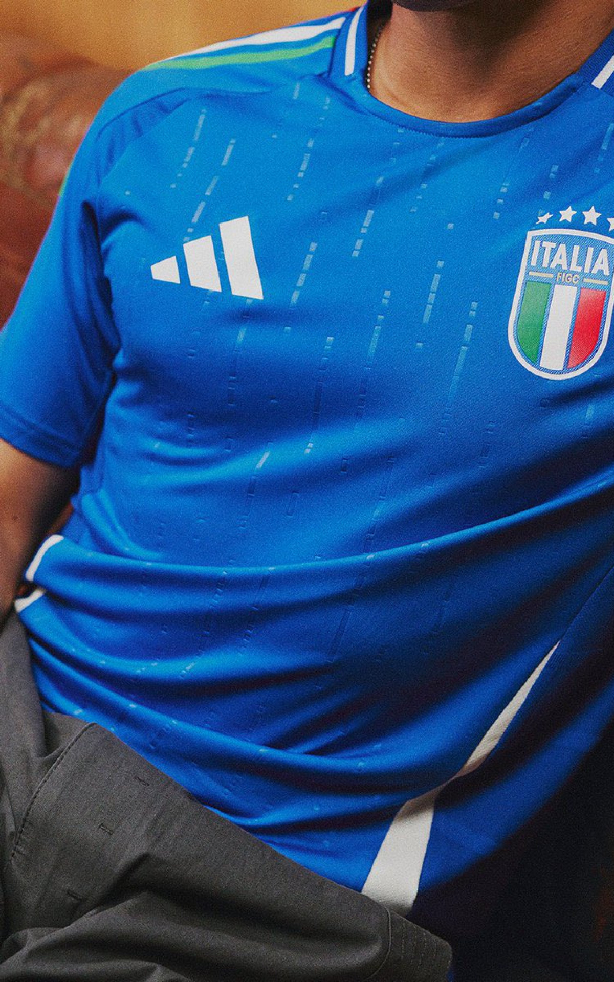 Primeira camisa da Itália tem as listras tricolores