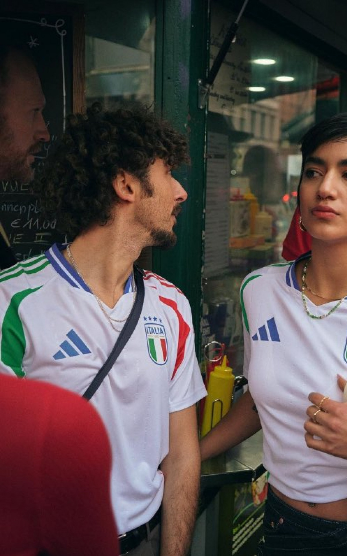 A segunda camisa da Itália divide o verde e o vermelho em casa uma das mangas