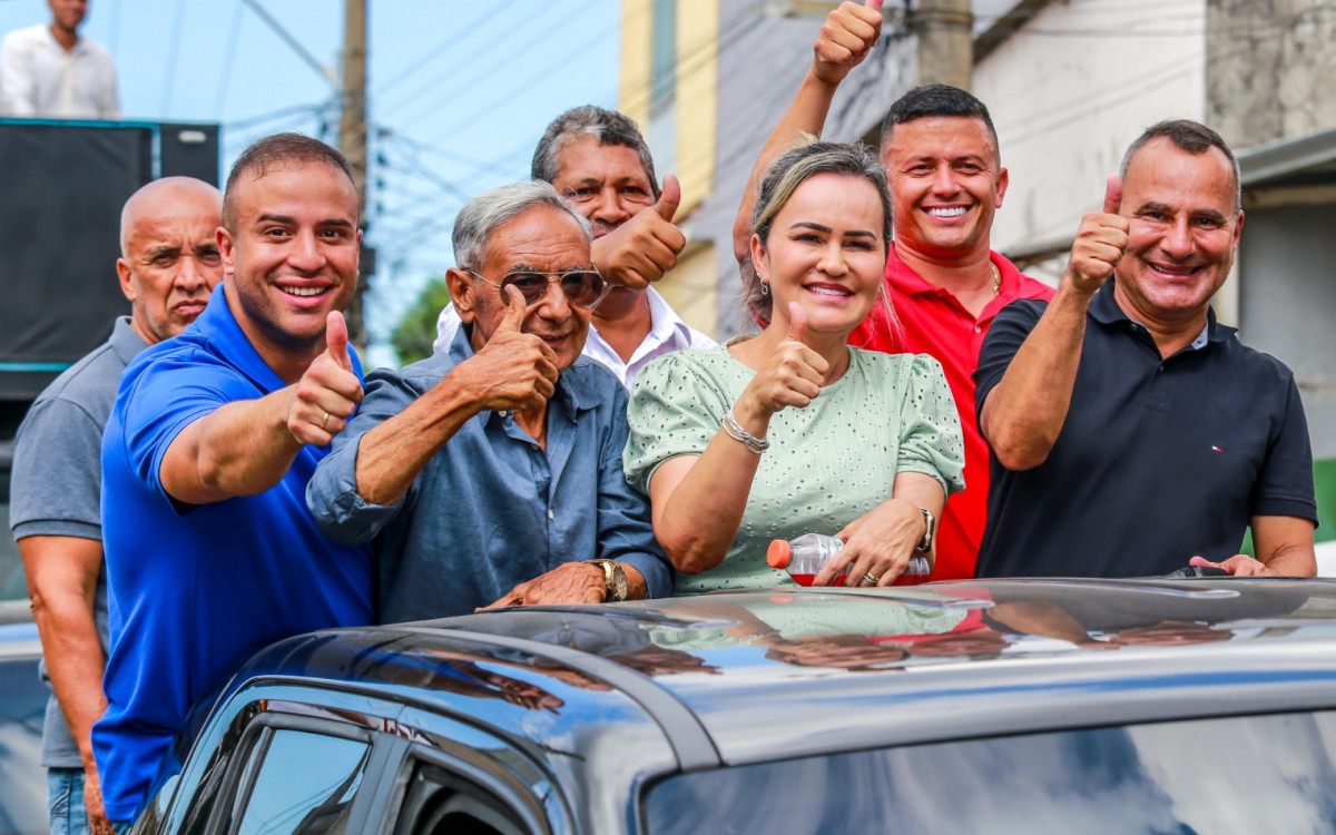 Matheus Carneiro (E) deputada Daniela do Waguinho, prefeito Waguinho e vereadores na inauguração