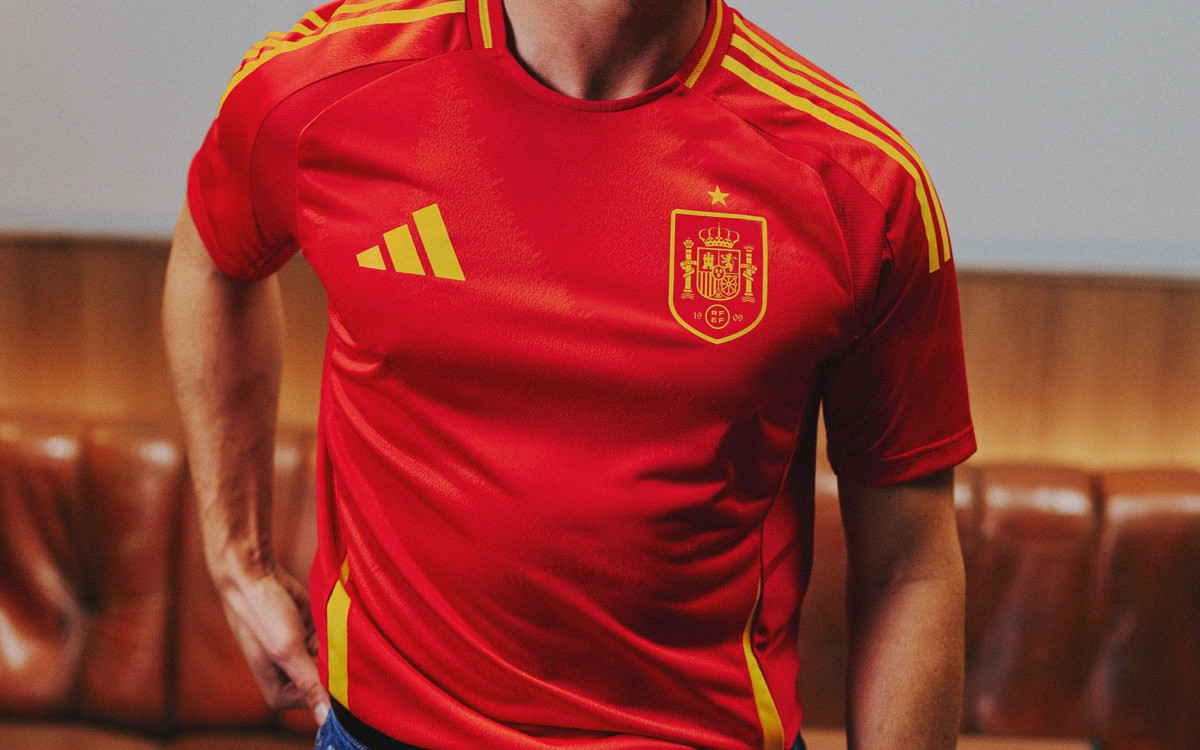 Uniforme principal da Espanha manteve a combinação de camisa vermelha e short azul