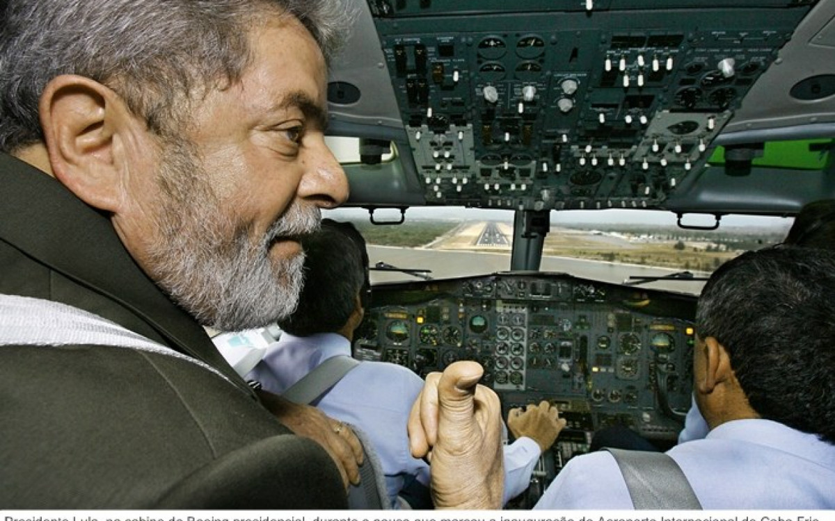 Lula chegando pousando no aeroporto de Cabo Frio
