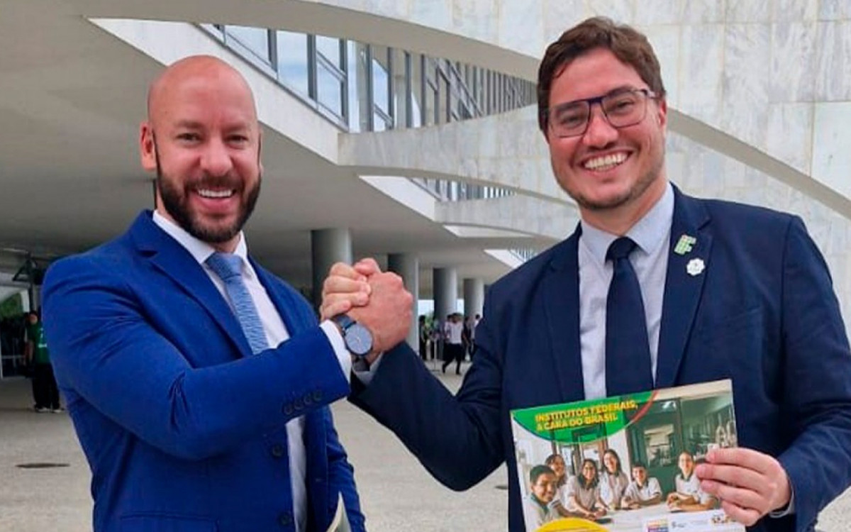 O Prefeito Vinicius Claussen e o Reitor do IFRJ, Rafael Barreto Almada, comemoram a conquista para a cidade