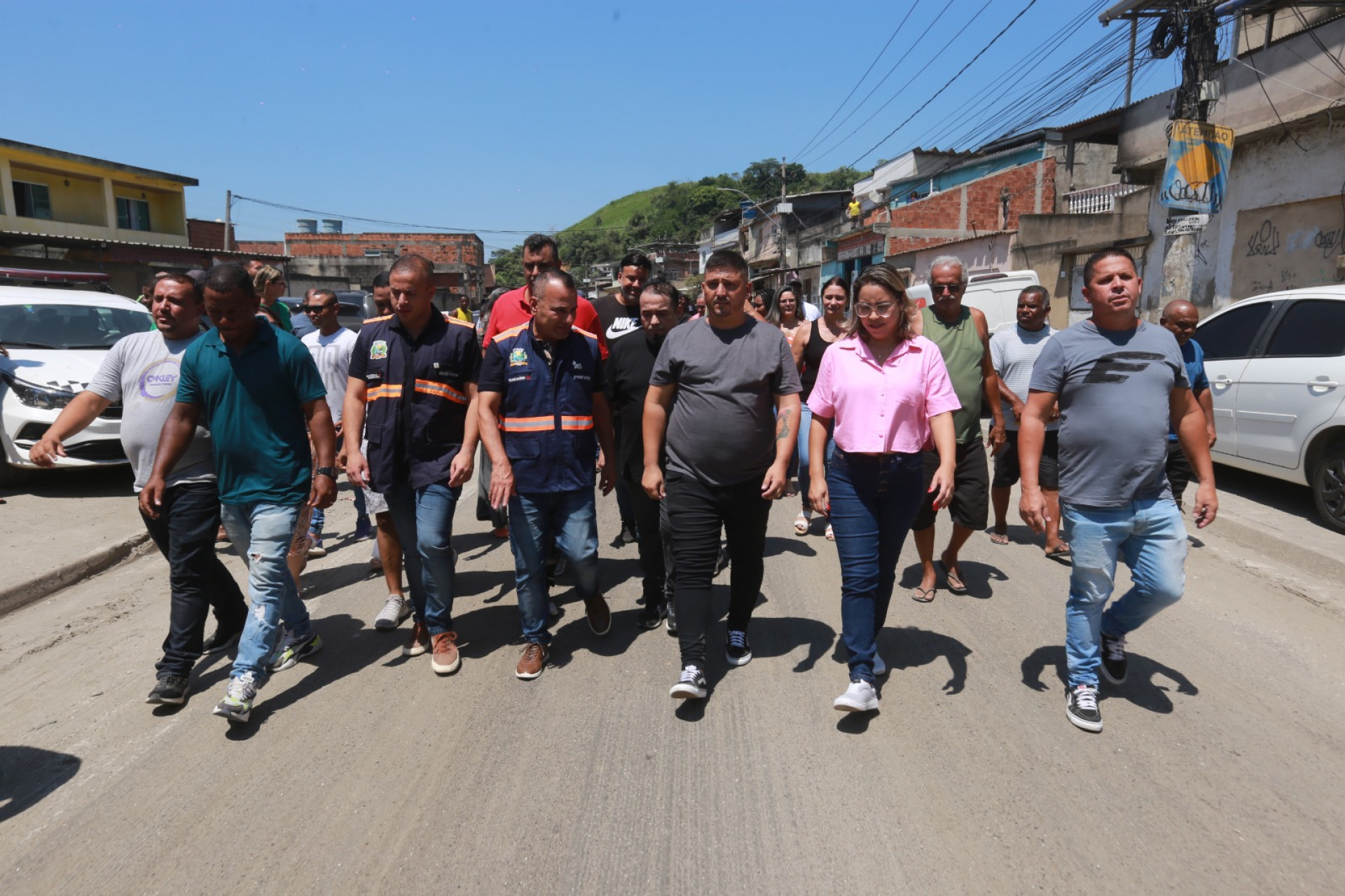 Acompanhados por lideranças, o prefeito Waguinho e o secretário Matheus Carneiro caminharam pela Estrada Aníbal da Mota - Rafael Barreto / PMBR