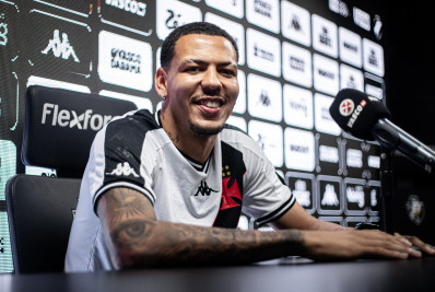Clayton se destaca em jogos-treinos e ganha espaço no Vasco