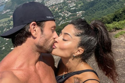 Aline Campos beija o namorado, Felipe Von Borstel, durante trilha no Rio