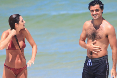 Felipe Simas curte dia de praia com a mulher, Mariana Uhlmann; veja as fotos