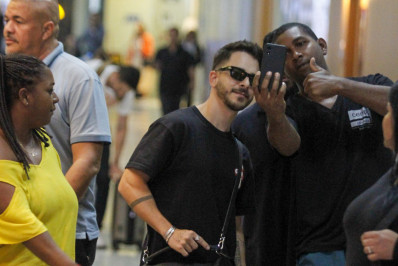 Simpático, Junior Lima posa para fotos com fãs em aeroporto 