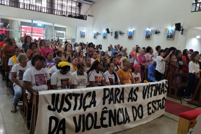 Missa por Marielle Franco e Anderson Gomes é marcada por protestos pelo fim da violência de Estado