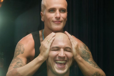 Bruno Gagliasso e Romulo Estrela impressionam ao surgirem carecas para filme 'Por um Fio'