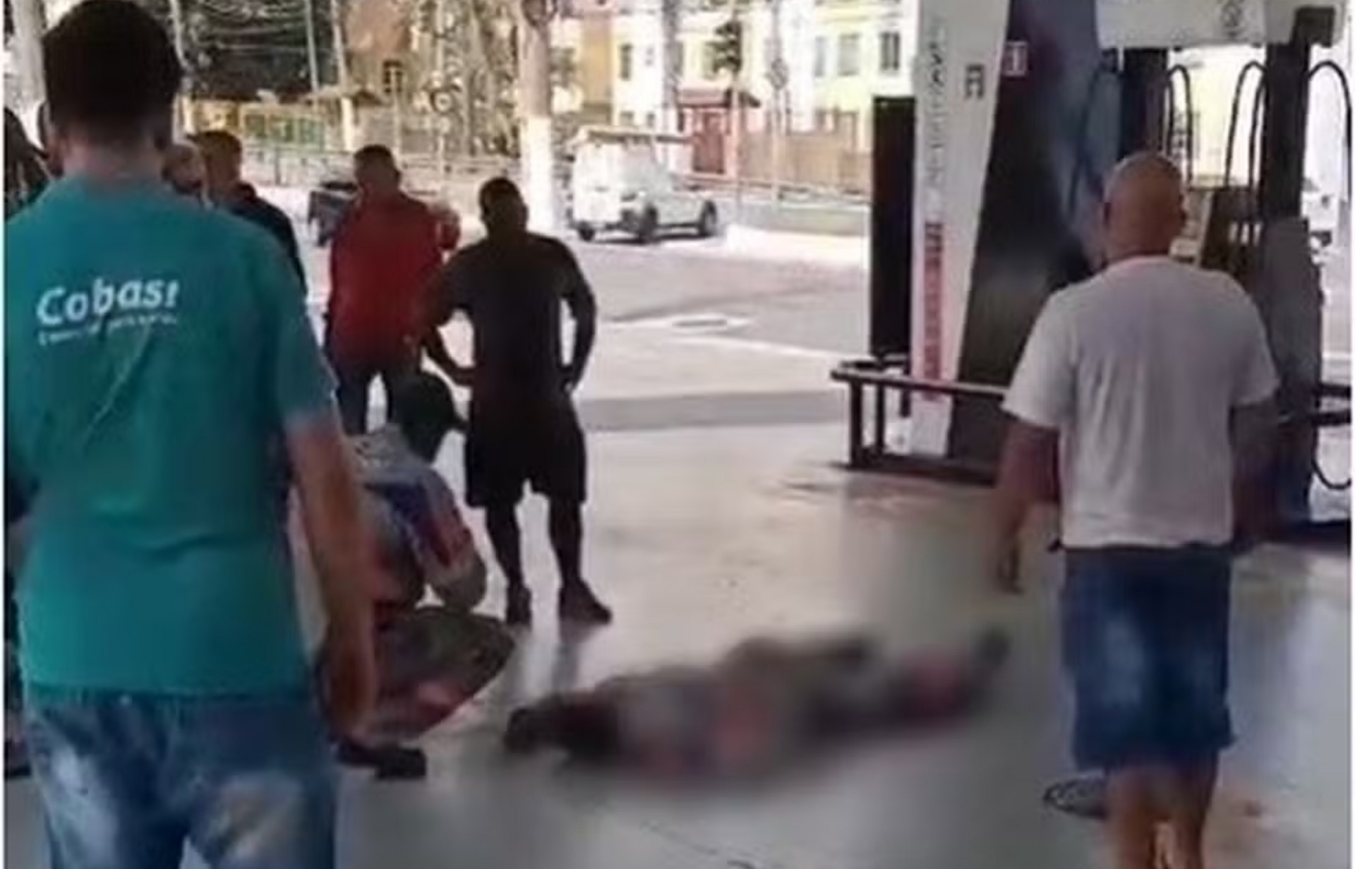 Odail chegou a ser socorrido no posto de gasolina, mas não resistiu aos ferimentos - Reprodução