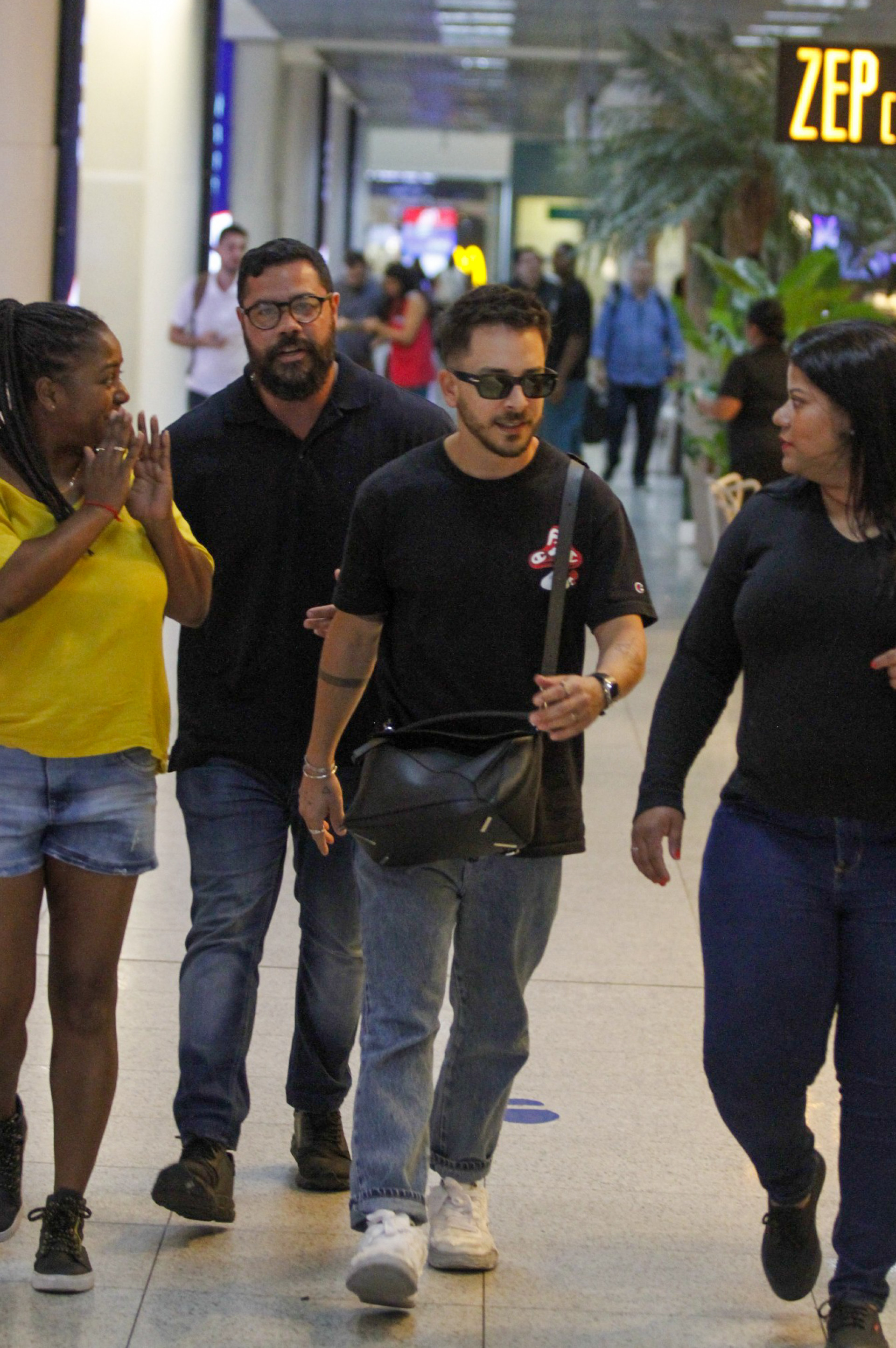 Junior Lima circula pelo aeroporto Santos Dumont - Adão / Agnews