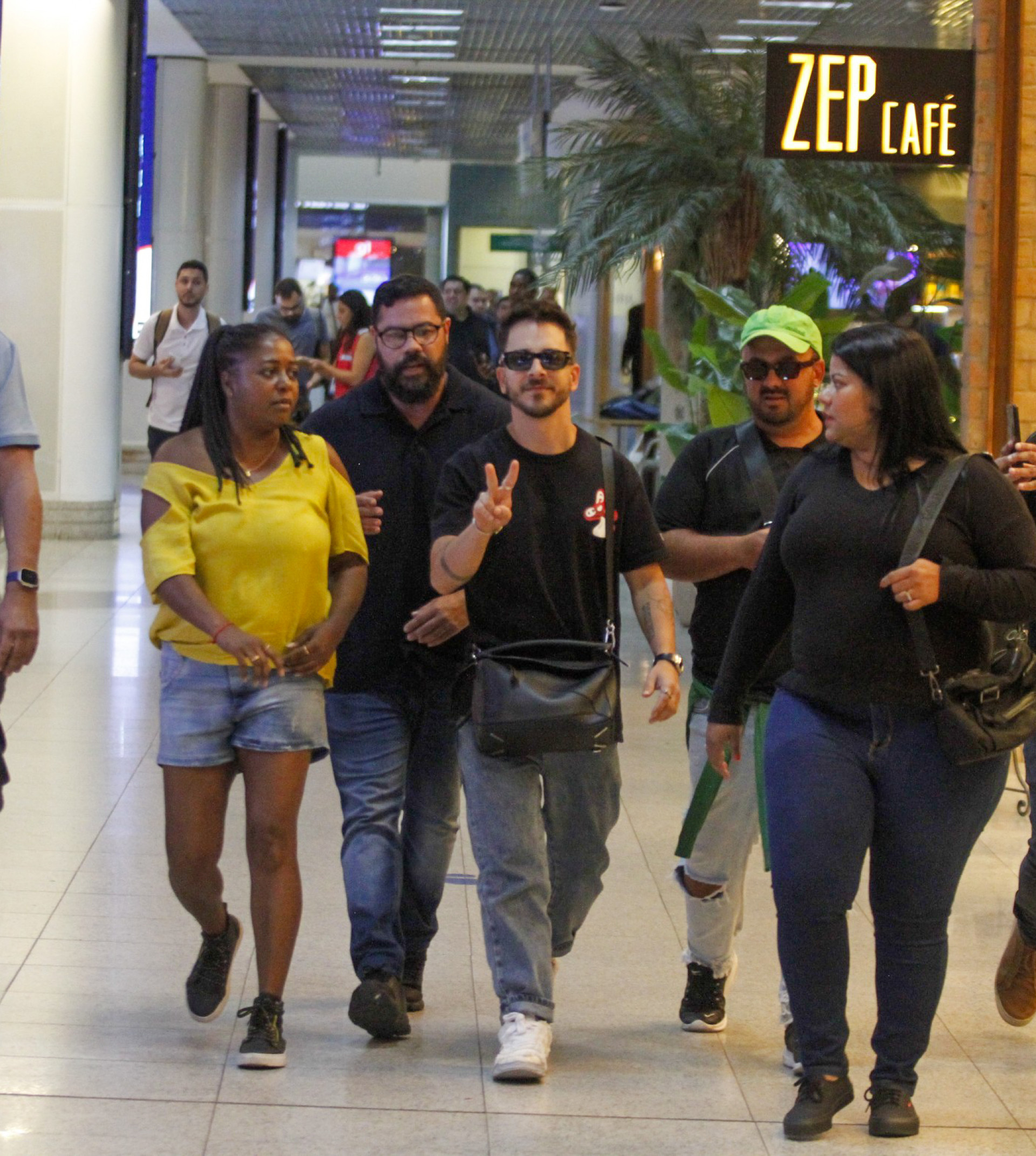 Junior Lima circula pelo aeroporto Santos Dumont - Adão / Agnews