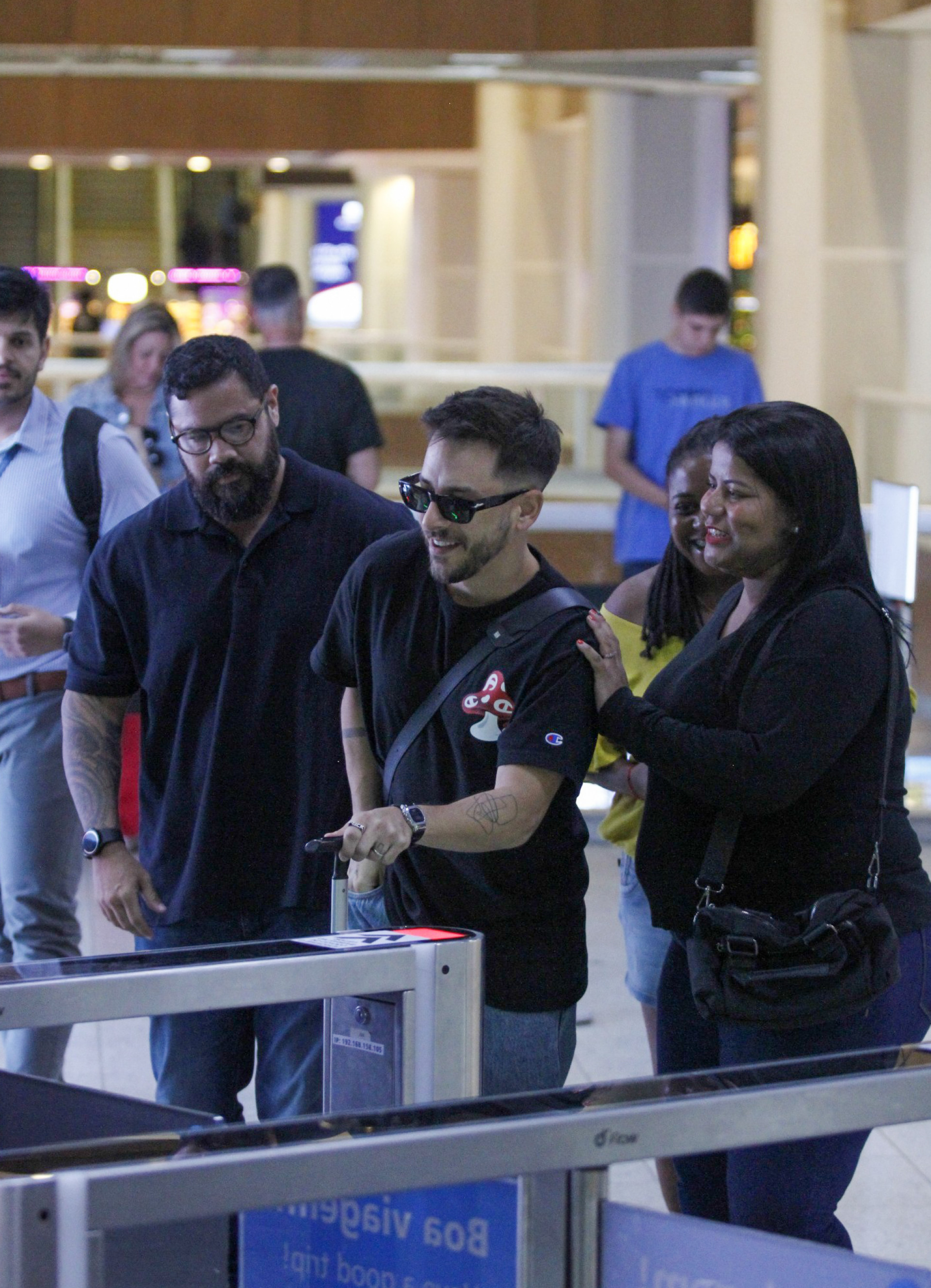 Junior Lima circula pelo aeroporto Santos Dumont - Adão / Agnews