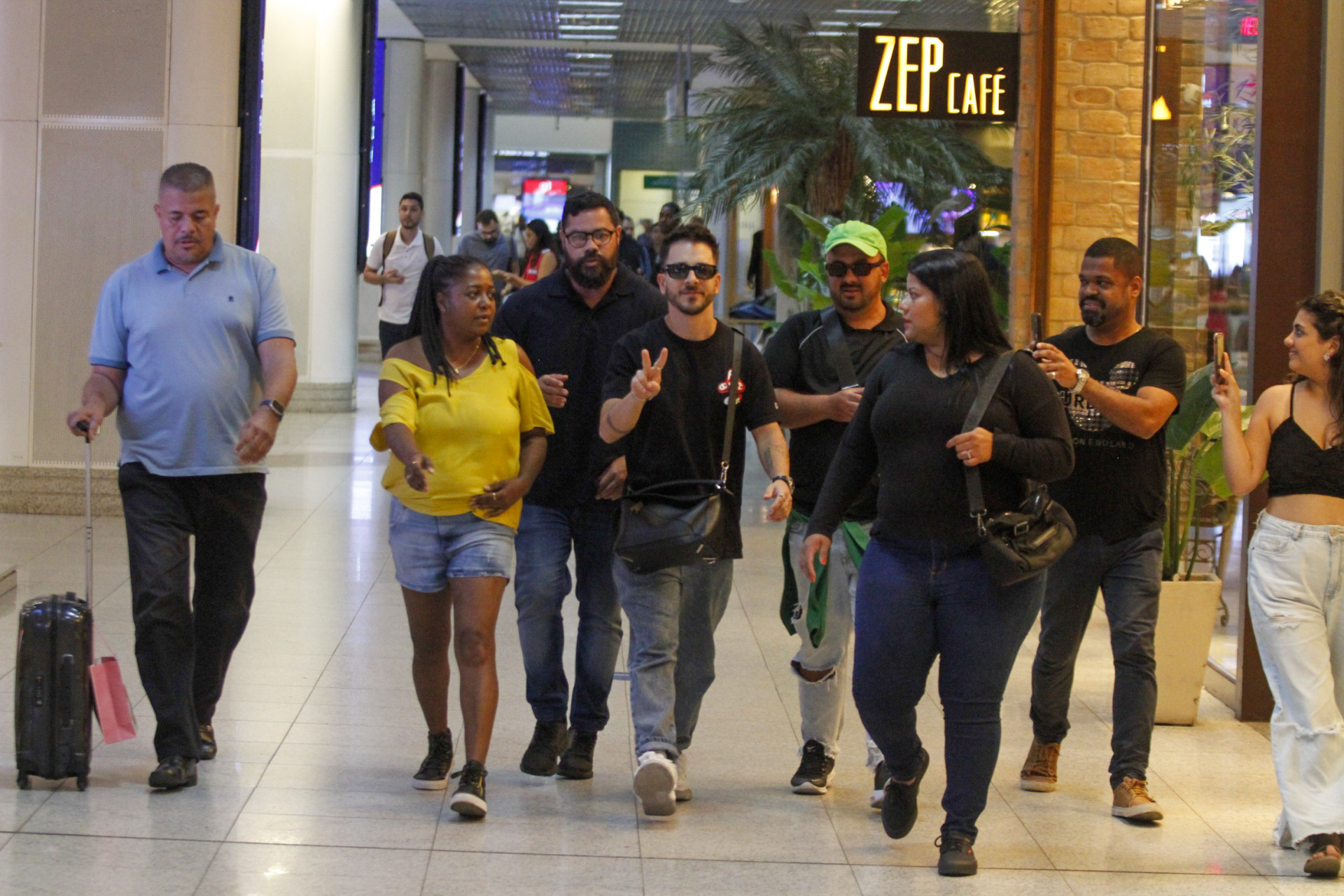 Junior Lima circula pelo aeroporto Santos Dumont - Adão / Agnews