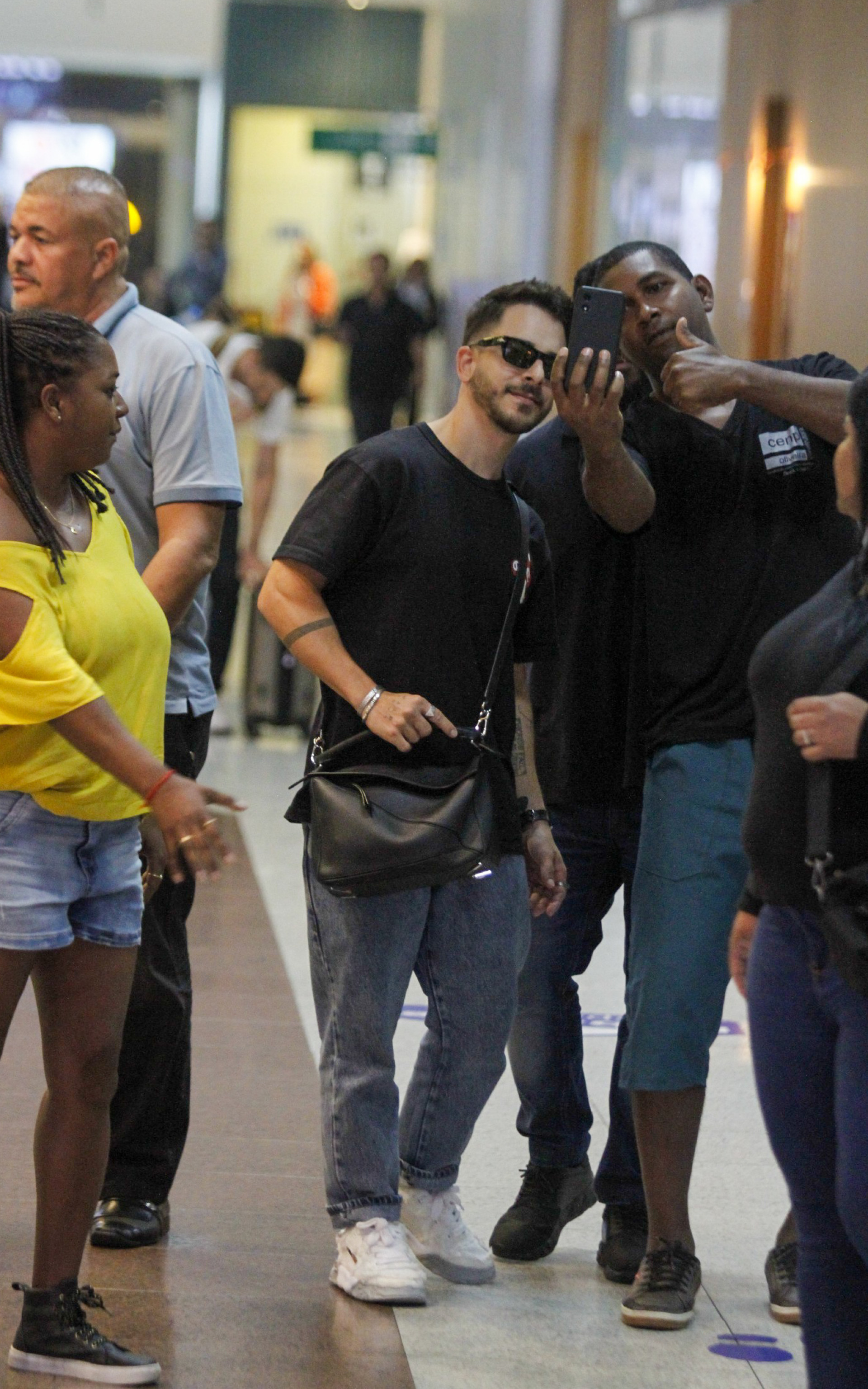 Junior Lima &eacute; tietado por f&atilde; em aeroporto do Rio - Ad&atilde;o / Agnews