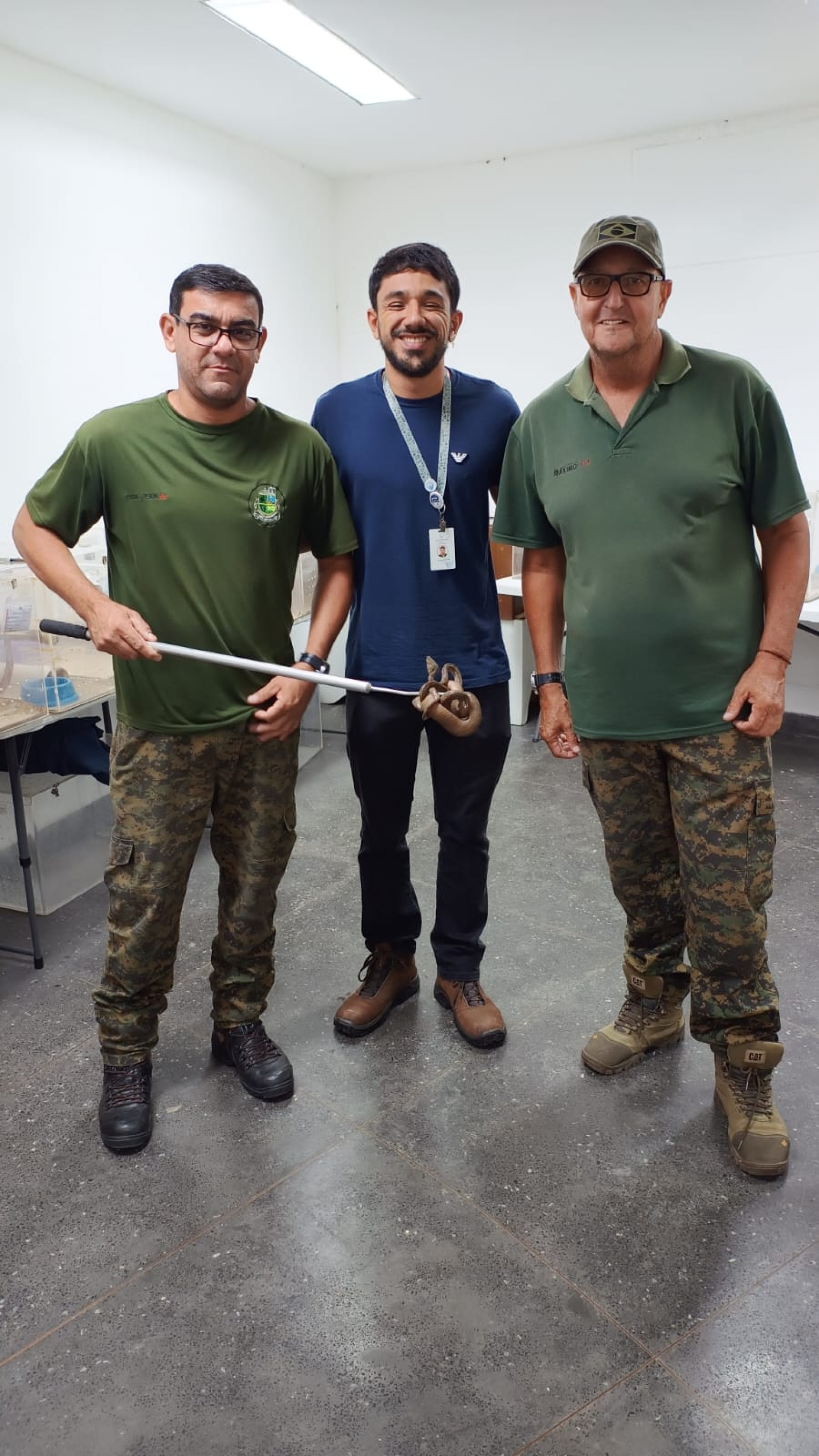 Cobra encontrada na agência dos Correios é levada pela Guarda Ambiental de Saquarema para o Instituto Vital Brazil - Divulgação/Prefeitura de Saquarema