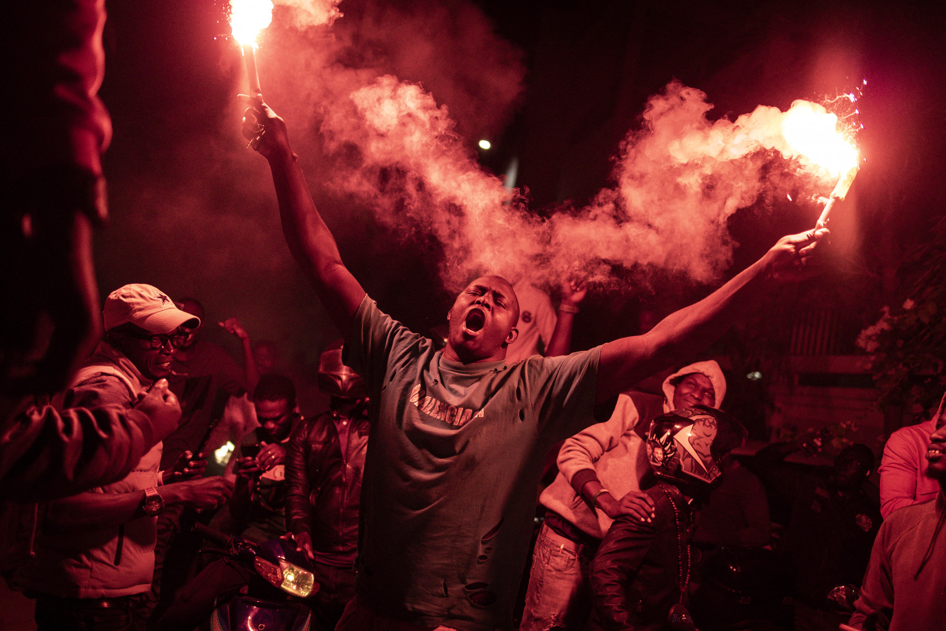 Multidão de senegaleses comemora a liberação dos líderes opositores Sonko e Faye as vésperas das eleições
 - John Wessels / AFP