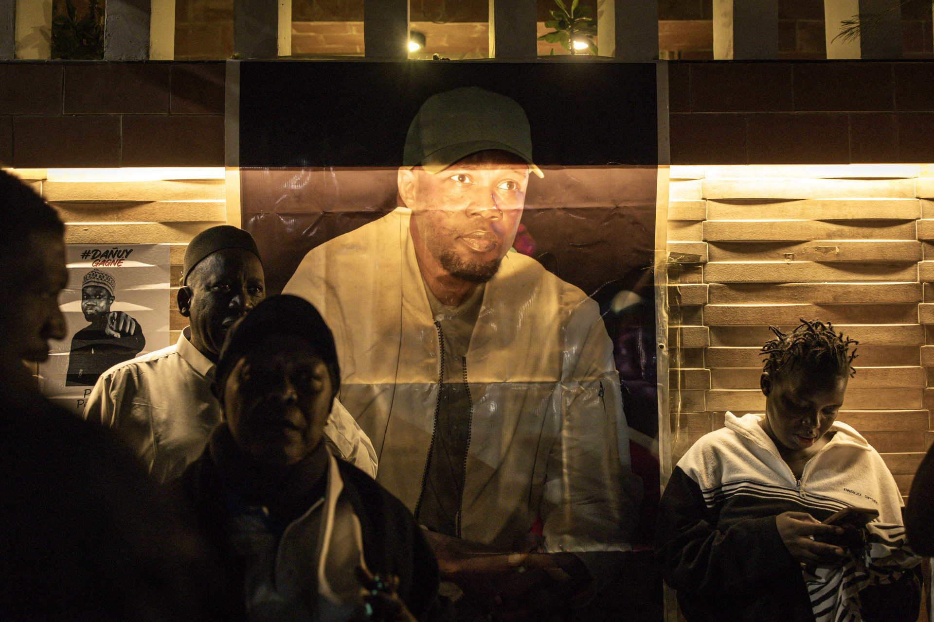 Multidão de senegaleses comemora a liberação dos líderes opositores Sonko e Faye as vésperas das eleições
 - John Wessels / AFP